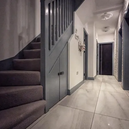 Beautiful 5 Bedroom Home Sleeps 12 People In Manchester-2
