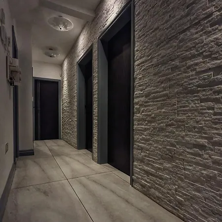 Beautiful 5 Bedroom Home Sleeps 12 People In Manchester-3