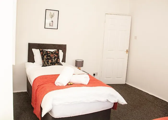 Trafford House - Stylish 3-Bed Home With Private Parking Manchester