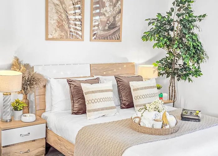 The Cozy Chapter - Spacious Apartments Near Manchester City Centre & Old Trafford